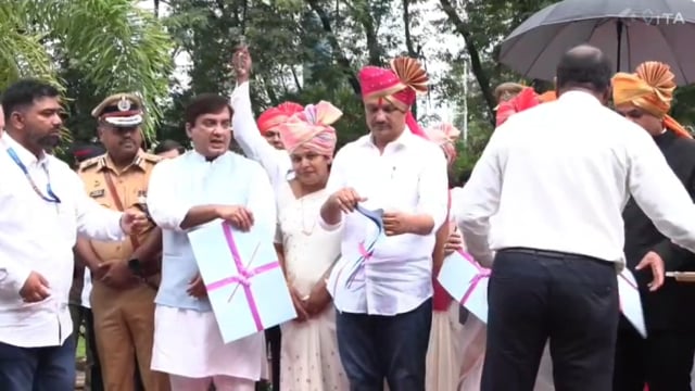 पालकमंत्री व मान्यवरांचे उपस्थित मृद व जलसंधारण सप्ताह निमित्त महा वाॅके थाॅन वाॅक फाॅर वाॅटर लोगोचे अनावरण व शपथ देण्यात आली.