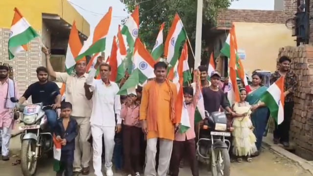 फरह गांव शाहपुर दशरथ प्रधान की मौजूदगी में निकाली तिरंगा रैली लाइव न्यूज़