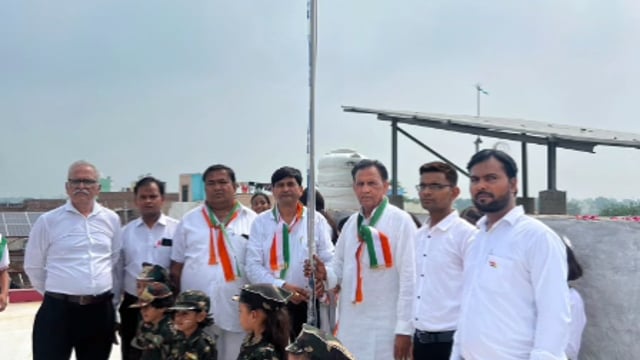 फरह आइडियल पब्लिक स्कूल में धूमधाम के साथ मनाया गया स्वतंत्रता दिवस लाइव न्यूज़
