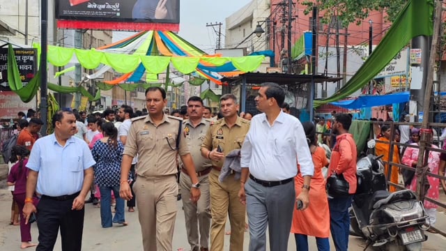 वृंदावन 

वृंदावन। हरियाली तीज के पावन पर्व पर ठाकुर बांके बिहारी मंदिर में श्रद्धालुओं की भारी भीड़ उमड़ पड़ी। श्रद्धालुओं की सुरक्षा और यातायात व्यवस्था को सुचारु बनाए रखने के लिए जिलाधिकारी (DM) और वरिष्ठ पुलिस अधीक्षक (SSP) ने संयुक्त रूप से मौके पर पहुंचकर व्यवस्थाओं का जायजा लिया।