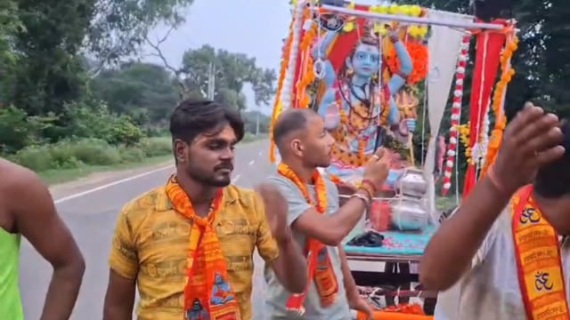 जनपद मथुरा के ग्राम कुम्हा के शिवलेश्वर महादेव मंदिर के लिए कांवरिया कावर लेकर आ रहे हैं नाचते गाते हुए