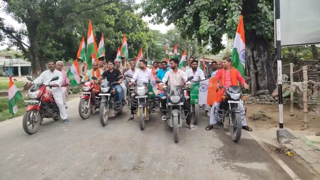 नड्डा चौक से हरहा नदी पुल तक गूंजा राष्ट्रभक्ति का जयघोष, भव्य तिरंगा यात्रा में उमड़ा जनसैलाब