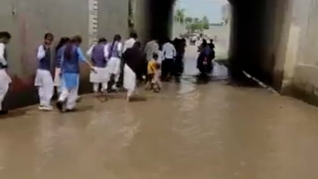 मेरठ में जेन अल्फा पीढ़ी की छात्राओं ने खुद वीडियो बनाकर अपनी समस्या सामने रखी है। छात्राओं ने बताया कि बारिश के दौरान रेलवे अंडरपास पानी में डूब जाता है, जिससे उन्हें स्कूल आने-जाने में परेशानी होती है। छात्राओं ने जिलाधिकारी से समस्या का समाधान कराने की अपील की है।