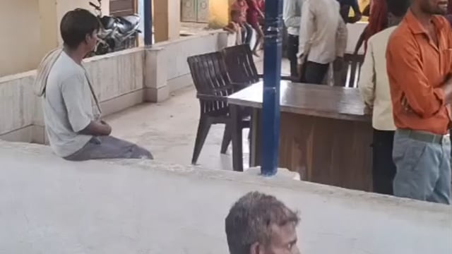 शाहजहांपुर मदनापुर थाना कोतवाली गुमशुदा की रिपोर्ट ना लिखने पर ग्रामीण ने लगाया जाम