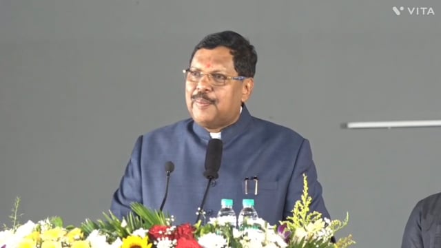 मुंबई उच्च न्यायालयाच्या कोल्हापूर सर्किट बेंच स्थापना दिन सोहळा प्रसंगी बोलताना माजी सरन्यायाधीश भूषण गवई.