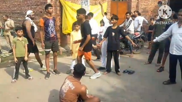 आगरा खानदारी पंचायत बगीची पर कवर चढ़ाने को लेकर हुआ बड़ा बवाल सड़क पर लगा जाम शिव भक्तों का कावड़ चढ़ाने पर हंगामा