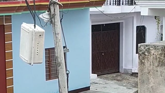 मवाना तहसील की बहसूमा नगर पंचायत में विद्युत कनेक्शन बॉक्स हवा में झूलता हुआ दिखाई दे रहा है।
यह लापरवाही किसी भी समय बड़ी दुर्घटना का कारण बन सकती है।
स्थानीय लोगों की सुरक्षा को देखते हुए विद्युत विभाग से विनम्र निवेदन है कि इस झूलते हुए कनेक्शन बॉक्स को जल्द से जल्द उसके उपयुक्त और सुरक्षित स्थान पर स्थापित कराया जाए।
जनहित में—सुरक्षा सर्वोपरि, सावधानी जरूरी।