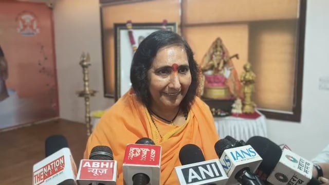 वृंदावन 

साध्वी ऋतंभरा ने घोषणा की कि आगामी 25 अगस्त को राष्ट्र रक्षासूत्र की रजत जयंती के अवसर पर उत्तर प्रदेश के मुख्यमंत्री को 1,11,000 राखियां समर्पित की जाएंगी। उन्होंने सामाजिक संगठनों एवं विद्यालयों से इस पुनीत अभियान में सहयोग करने और राखियां भेजने की अपील की।