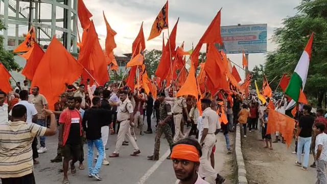 जोश भी दिखा, जज्बा भी… भाईचारे के रंग में रंगा बगहा का नाग पंचमी-महावीर झंडा अखाड़ा