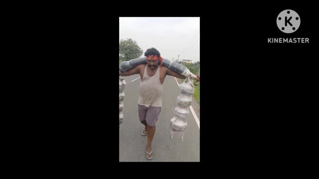 101 लीटर गंगाजल लेकर पहुंचे श्याम यादव माता-पिता का कराया गंगाजल से स्नान कलयुग में भी शिरवन कुमार जेसे बेटे पैदा है
