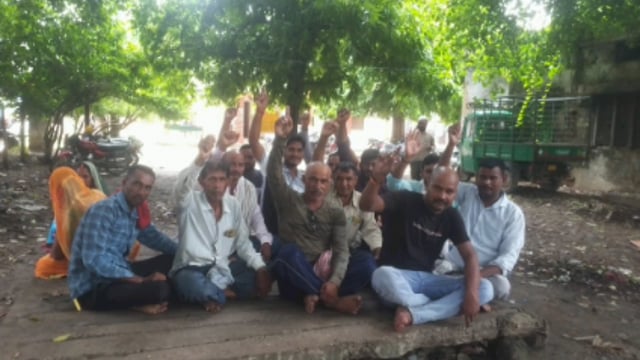मानदेय न मिलने से नाराज सम्बीदा कर्मियों ने किया प्रदर्शन