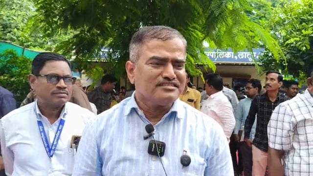 लातूर महानगरपालिकेतील कर्मचाऱ्यांचे काम बंद आंदोलन,सतेतील चार नगरसेवकांची दादागिरी,कर्मचाऱ्यांचा आरोप