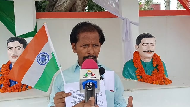 शाहिद प्रतिमाओं पर नाम ना लिखे होने पर समाजसेवी बैठा धरने पर शाहजहांपुर