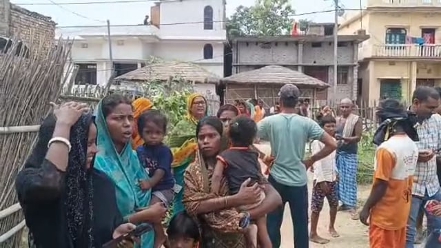 पोषाहार वितरण पर घमासान! ग्रामीणों का प्रदर्शन, सेविका बोली- रिश्वत मांगने के साथ मिल रही धमकी