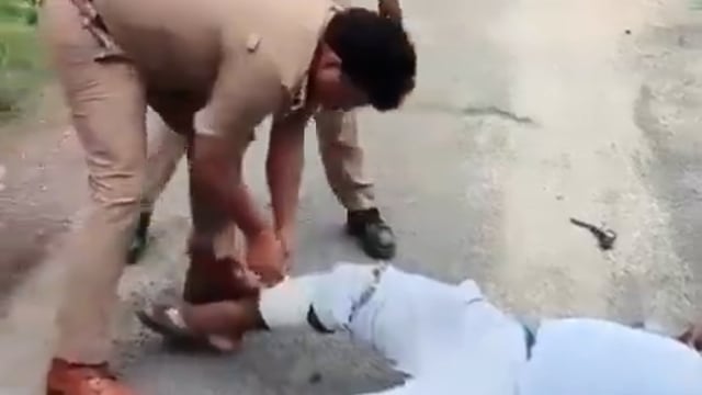 यूपी के इटावा जिले में पत्नी और सास की हत्या के आरोपी सत्येंद्र के दोस्त मुकेश को पुलिस ने एनकाउंटर में पकड़ लिया। घायल मुकेश की मौके पर ही दरोगा जी ने पट्टी बांध दी और वहीं हाथोंहाथ पूछताछ भी पूरी कर ली। अब लगता है थाने तक पहुंचते-पहुंचते बयान के साथ चार्जशीट भी तैयार हो जाएगी।