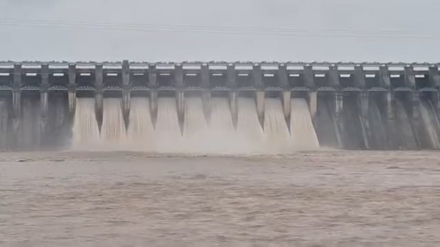 जबलपुर में बरगी बांध का जलस्तर बढ़ने के बाद 21 में से 9 गेट खोले गए। नर्मदा घाटों पर अलर्ट। पानी छोड़े जाने से नर्मदा के घाटों पर जलस्तर 3 से 4 फीट तक बढ़ सकता है।लोगों से नदी के घाटों और निचले इलाकों से दूर रहने की अपील की गई।