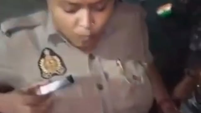 *महिला सिपाही फुल एटिट्यूड मे....*

दरोगा से बोली थाना गया तेल लेने, आप पहले यहां आओं..

किसी को भी बुला लो यही हूँ....
कानपुर देहात में कानपुर-इटावा हाईवे पर रविवार रात कांवड़ियों और एक महिला सिपाही के बीच विवाद हो गया था । 
करीब एक घंटे तक दोनों पक्षों में तीखी बहस होती रही।  घटना का वीडियो सामने आया है। पुलिस वीडियो की जांच कर विवाद की असली वजह पता लगाने में जुटी