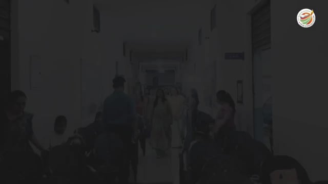डी मोनफोर अकादमी में हरियाली तीज के अवसर पर रंगारंग ‘तीज सेलिब्रेशन-2026’ का आयोजन किया गया। नर्सरी से कक्षा पांचवीं तक के विद्यार्थियों की माताओं ने पारंपरिक परिधानों में उत्साहपूर्वक भाग लिया।
कैंडी गेम, म्यूजिकल टेबल, बिंदी पेस्टिंग सहित कई रोमांचक प्रतियोगिताओं ने माहौल को खुशनुमा बना दिया। सांस्कृतिक रैंप वॉक और प्रश्न-उत्तर दौर में कड़ा मुकाबला देखने को मिला।उत्कृष्ट प्रदर्शन के लिए श्रीमती शालू को ‘तीज क्वीन-2026’ चुना गया। श्रीमती साक्षी द्वितीय और श्रीमती मेघा तृतीय स्थान पर रहीं।
प्रधानाचार्य डॉ. समीर वर्मा, निर्देशिका डॉ. गरिमा वर्मा और निदेशक डॉ. के.के. शर्मा ने सभी माताओं को शुभकामनाएं दीं। कार्यक्रम का समापन लोकनृत्य और उल्लासपूर्ण माहौल के साथ हुआ।
