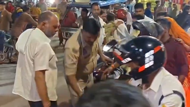 *मथुरा-वृंदावन में ट्रैफिक नियम तोड़ने वालों को सबक़ सिखाने के लिए यूपी पुलिस को नुकीला यंत्र थमा दिया...अब जितनी बार चाहें, किसी की भी बाइक-कार का टायर पंचर कर सकते हैं...नियम तोड़ना महंगा पड़ेगा,चालान की जगह सीधे टायर काट देंगे..सुरक्षा का पाठ पढ़ाने का अनोखा तरीक़ा जब सोशल मीडिया पर वायरल हुआ तो मथुरा पुलिस ने जांच के आदेश दे दिए हैं...अच्छा हुआ, वरना यह नई तकनीक पूरे प्रदेश में फैल जाती...* दीपक "भैया जी"