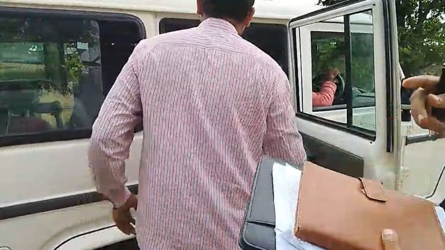 फर्रुखाबाद 

विजिलेंस टीम ने बिजली विभाग के जेई को 10 हजार की रिश्वत लेते रंगे हाथ पकड़ा

ज