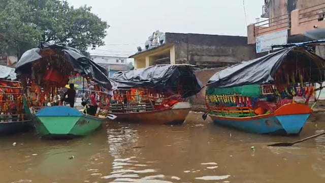 *चित्रकूट बाढ़ अपडेट* --रामघाट में नाव चलना शुरू, यूपी एमपी बॉर्डर ब्लॉक पुरानी लंका तिराहे के पास पहुंची नावे, कामदगिरि मंदिर मार्ग में पानी पहुंचा.. दुकानदार सामान निकालना किए शुरू.. लगातार बढ़ रहा है मंदाकिनी का जलस्तर, चित्रकूट के लगभग 200 दुकानों के अंदर पानी घुसा, सैकड़ो घरों में पानी पहुंचा सड़कों पर नाव चल रही