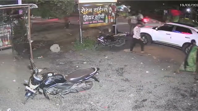 लातूर शहरातील साई नाका येथील रोहन वाईन्स अँड बिअर शॉपी समोर तरुणावर कोयत्याने हल्ला,एक जण जखमी 