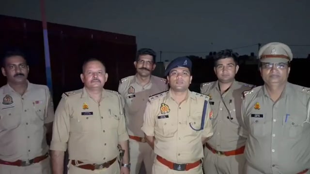 मेरठ थाना लिसाड़ी गेट पुलिस और गोकश अभियुक्तों के बीच मुठभेड़ हुई। पुलिस ने जवाबी कार्रवाई के दौरान दो अभियुक्तों को घायल अवस्था में गिरफ्तार किया है।क्षेत्राधिकारी कोतवाली के अनुसार,