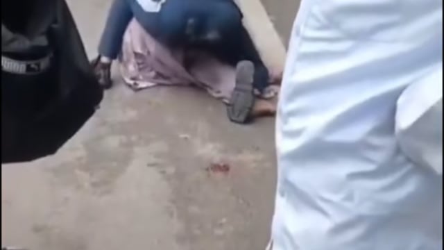 मेरठ में पत्नी अपने पति को दूसरी महिला के साथ देखकर, आपस में दोनों महिला आपस में भिड़ी
