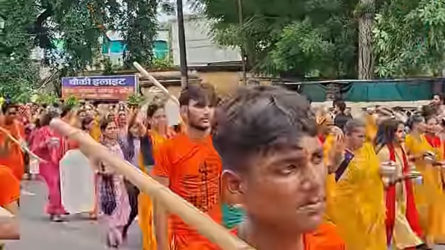 झांसी में 'बम-बम भोले' की गूंज: हेलीकॉप्टर से हुई पुष्प वर्षा, झूम उठे कांवड़िए!