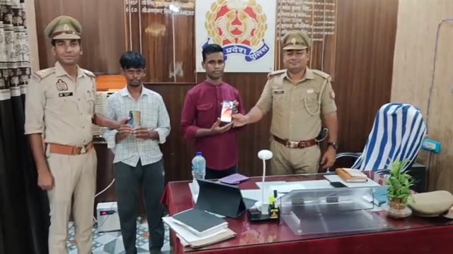 अलग-अलग स्थानों से गुम हुई दो मोबाइलों को बरामद कर सहतवार पुलिस ने मोबाइल स्वामियों को किया सुपुर्द