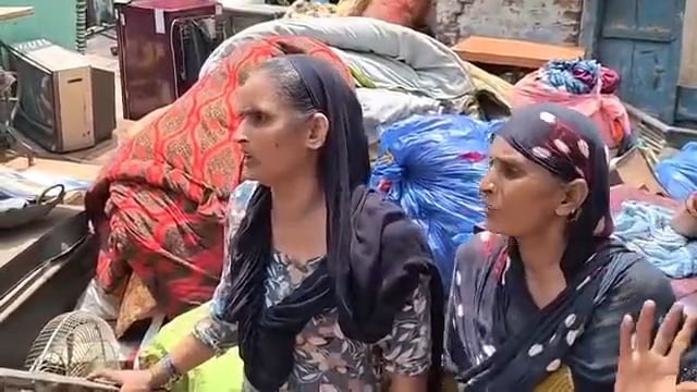 सारा सामान बाहर निकाल के रख दिया परिवार के लोग रो रहे हैं कह रहे हैं हमारी क्या गलती है