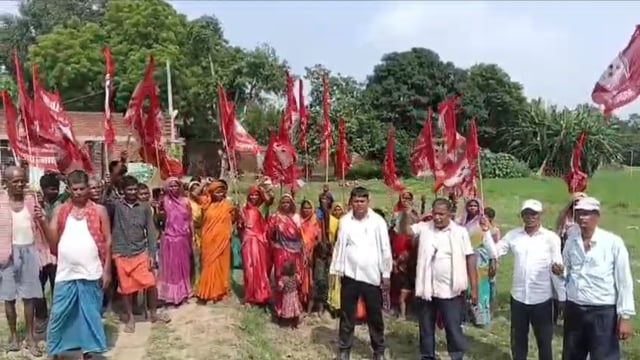 महादलितों की बदहाली पर गरजे कामरेड, 55 परिवारों की दुर्दशा को लेकर सरकार पर साधा निशाना