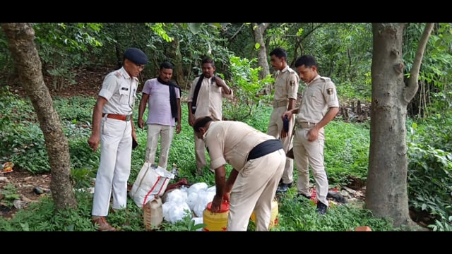 अमरपुर में शराब के खिलाफ छापेमारी, दो भट्ठियां ध्वस्त।