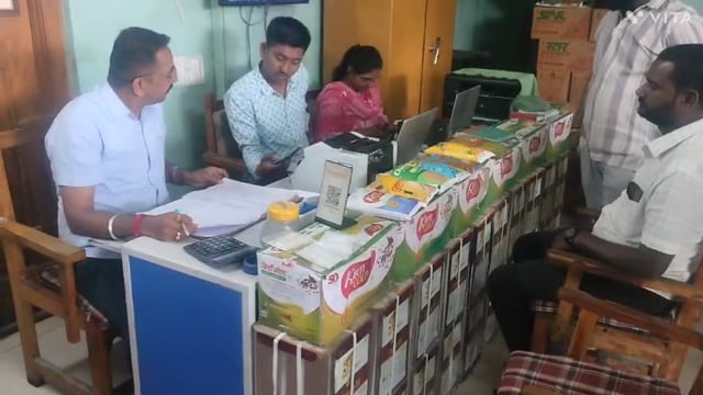 त्यौहार के मौकै पर चीनी और खाद्य तेल की बढती कीमती से आम आदमी की जेब पर असर हो रहा है।हाऊसवाईफ का बजेट भी बिघड गया हैं । व्यापारीयों पर भी असर पड रहा हैं ।