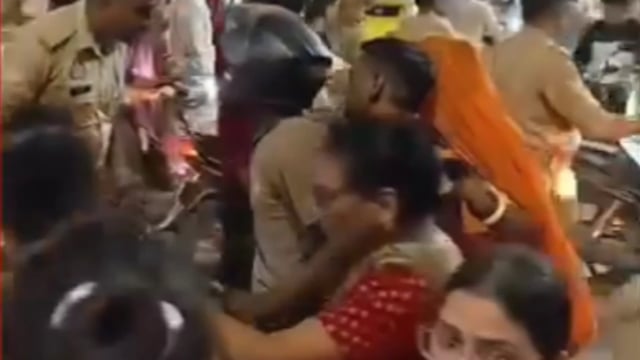 वृन्दावन में बाइक सवार का टायर पंचर करने वाला मुख्य आरक्षी को किया निलंबित, वीडियो वायरल होने पर SSP ने लिया संज्ञान 