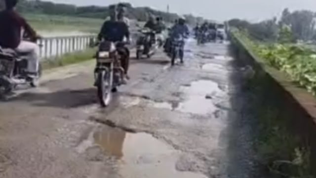 रूड़की! सोनाली नदी का पुल गड्ढों में तब्दील! हो सकता है बड़ा हादसा! प्रशासन को चेतावनी!
