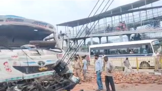 MANT-ओवरलोड डंपर की टक्कर से घायल चालक, आगरा हाईवे पर थमे वाहनों के, पहिये,,