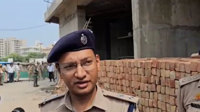 वृन्दावन में निर्माणाधीन मॉल की शटरिंग गिरी, तीन मजदूरों की मौत, एक घायल

वृन्दावन। रुक्मिणी विहार क्षेत्र में शुक्रवार सुबह एक निर्माणाधीन मॉल की चौथी मंजिल पर लेंटर डालने के दौरान शटरिंग अचानक भरभराकर गिर गई। हादसे में एक व्यक्ति की मौके पर ही मौत हो गई, जबकि तीन घायलों को अस्पताल भेजा गया। अस्पताल में उपचार के दौरान दो और लोगों को मृत घोषित कर दिया गया। इस हादसे में कुल तीन लोगों की मौत हुई है।

मृतकों में एक नेपाल और दो पश्चिम बंगाल के रहने वाले बताए गए हैं। उनके परिजनों से संपर्क स्थापित किया जा रहा है। वहीं, हादसे में घायल एक अन्य व्यक्ति भी पश्चिम बंगाल का निवासी है, जिसे बेहतर उपचार के लिए आगरा रेफर किया गया है।

सूचना मिलते ही फायर सर्विस की टीम मौके पर पहुंची और सर्च एंड रेस्क्यू ऑपरेशन चलाया। राहत एवं बचाव कार्य के दौरान सभी लोगों को सुरक्षित बाहर निकाल लिया गया। फिलहाल मौके पर किसी व्यक्ति के फंसे होने की सूचना नहीं है।

वरिष्ठ पुलिस अधीक्षक मथुरा श्री श्लोक कुमार ने बताया कि मृतकों के परिजनों से संपर्क स्थापित किया जा रहा है। परिजनों से प्राप्त तहरीर के आधार पर आगे की विधिक कार्रवाई सुनिश्चित की जाएगी।

बाइट: वरिष्ठ पुलिस अधीक्षक मथुरा, श्री श्लोक कुमार