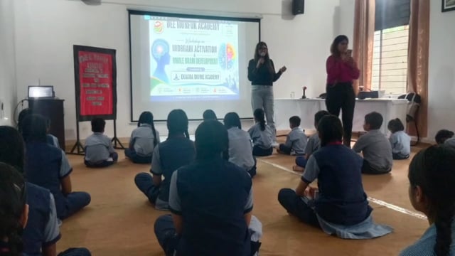 बहसूमा डी मोनफोर अकादमी में बच्चों की एकाग्रता, स्मरण शक्ति और रचनात्मक क्षमता बढ़ाने के उद्देश्य से आयोजित दो दिवसीय ‘मिडब्रेन एक्टिवेशन एंड होल ब्रेन डेवलपमेंट’ वर्कशॉप का सफल समापन हुआ।
‘एकाग्र डिवाइन एकेडमी’ की ओर से आयोजित इस कार्यशाला में 5 से 18 वर्ष तक के बच्चों ने विजुअलाइजेशन, संवेदी अभ्यास और गाइडेड मेडिटेशन जैसी गतिविधियों में भाग लिया। कार्यशाला का नेतृत्व आरती चौधरी, भारती चौधरी और निशी सांगवान ने किया।
विद्यालय के प्रधानाचार्य डॉ. समीर वर्मा ने कहा कि डिजिटल युग में बच्चों की एकाग्रता बनाए रखना बड़ी चुनौती है और ऐसी कार्यशालाएं उनके शैक्षणिक प्रदर्शन में सहायक हो सकती हैं।