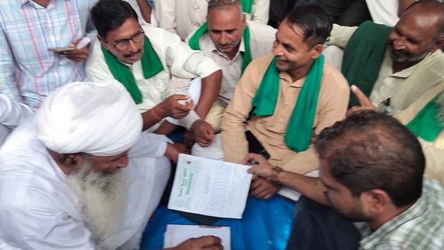 बिजली बिलों की गड़बड़ी पर भड़के किसान, धरने पर बैठकर जताया आक्रोश