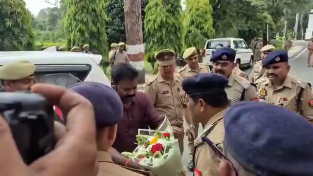 *मेरठ।*
मेरठ के नए SSP बी.बी.जी.टी.एस. मूर्ति ने मेरठ पहुंचकर चार्ज ग्रहण कर लिया है।
नवनियुक्त SSP बी.बी.जी.टी.एस. मूर्ति पारंपरिक भारतीय वेशभूषा 'कुर्ता धोती' पहनकर चार्ज लेने पहुंचे हैं।