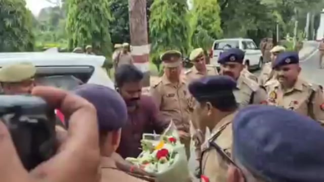 “मेरठ के नए एसएसपी महोदय ने आज धोती-कुर्ते की पारंपरिक वेशभूषा में कार्यभार संभाला।
कार्यालय पहुंचने पर अधिकारियों और  अधीनस्थो ने बुके भेंट कर उनका स्वागत किया।
सादगी और भारतीय संस्कृति की झलक लिए उनका यह अंदाज चर्चा का विषय बना।
मेरठ में नए एसएसपी के कार्यभार संभालने पर सभी ने शुभकामनाएं दीं।”
