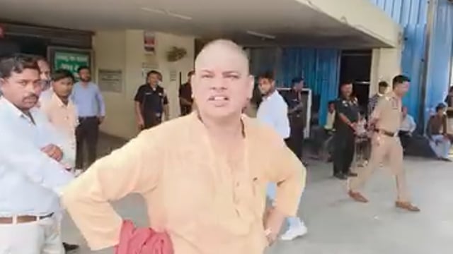 इमरजेंसी में बाल रोग विशेषज्ञ छत का प्लास्टर गिरा प्लास्टर गिरने से अफरा तफरी हादसे में दो बच्चों को आई मामूली चोट 