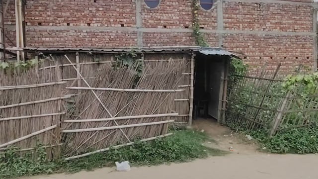 नौनिहालों को न भवन मिला, न पंखा; टीन की झोपड़ी में चल रही आंगनबाड़ी