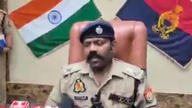 मेरठ के नवागंतुक वरिष्ठ पुलिस अधीक्षक बी. बी. टी. जी. एस. मूर्ति ने कानून-व्यवस्था को अपनी पहली प्राथमिकता बताया है। उन्होंने कहा कि शहर में अपराध नियंत्रण और आमजन की सुरक्षा के लिए पुलिस पूरी तत्परता से काम करेगी।
महिला और बाल सुरक्षा पर विशेष ध्यान देने की बात कहते हुए एसएसपी ने कहा कि इस दिशा में प्रभावी कार्रवाई और बेहतर पुलिसिंग सुनिश्चित की जाएगी।
एसएसपी बी. बी. टी. जी. एस. मूर्ति ने पुलिस और जनता के बीच बेहतर समन्वय में मीडिया की भूमिका की सराहना करते हुए मीडिया कर्मियों का भी धन्यवाद किया।