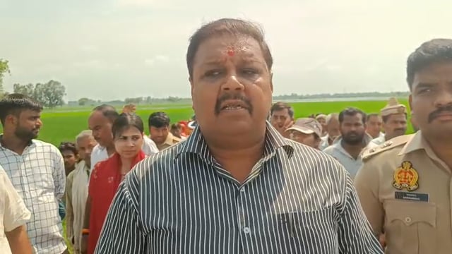 अमेठी तहसील तिलोई अंतर्गत ग्राम पूरे दूंदी में जलभराव की समस्या का DM एवं SP ने किया स्थलीय निरीक्षण।