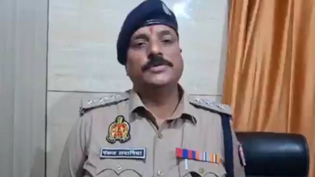 थाना फलौदा पुलिस ने स्कूटी लूट की घटना का सफल अनावरण करते हुए तीन और अभियुक्तों को गिरफ्तार किया है। सीओ मवाना के अनुसार, पुलिस ने कार्रवाई करते हुए लूट की घटना में शामिल आरोपियों को गिरफ्तार कर महत्वपूर्ण सफलता हासिल की है। पुलिस द्वारा अभियुक्तों से पूछताछ की जा रही है और घटना से जुड़े अन्य तथ्यों की जांच जारी है। फलौदा पुलिस की इस कार्रवाई से क्षेत्र में अपराधियों के खिलाफ पुलिस की सख्ती का संदेश गया है।
