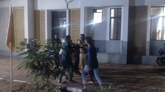 ग्रामीण पोलीस ठाण्याच्या आवारात तक्रार देण्यासाठी आलेल्या दोन गटात हाणामारी,पोलिसांचा वेळीच हस्तक्षेप