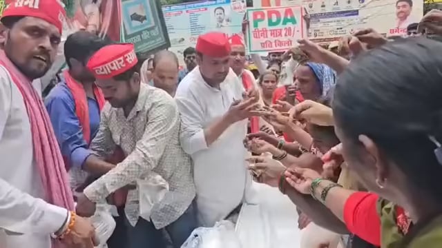 20 रुपये किलो चीनी बेचकर सपा नेता ने महंगाई के खिलाफ किया प्रदर्शन