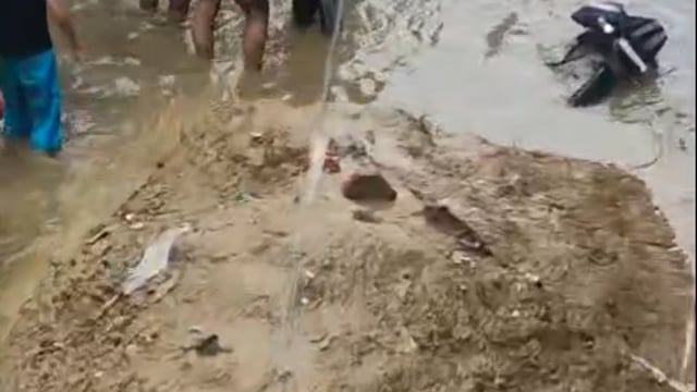 मुजफ्फरनगर खालापार थाना रोड पर नगर पालिका द्वारा सीवर पाइपलाइन ठीक करने के लिए खोदा गया गड्ढा बना हादसे का सबब